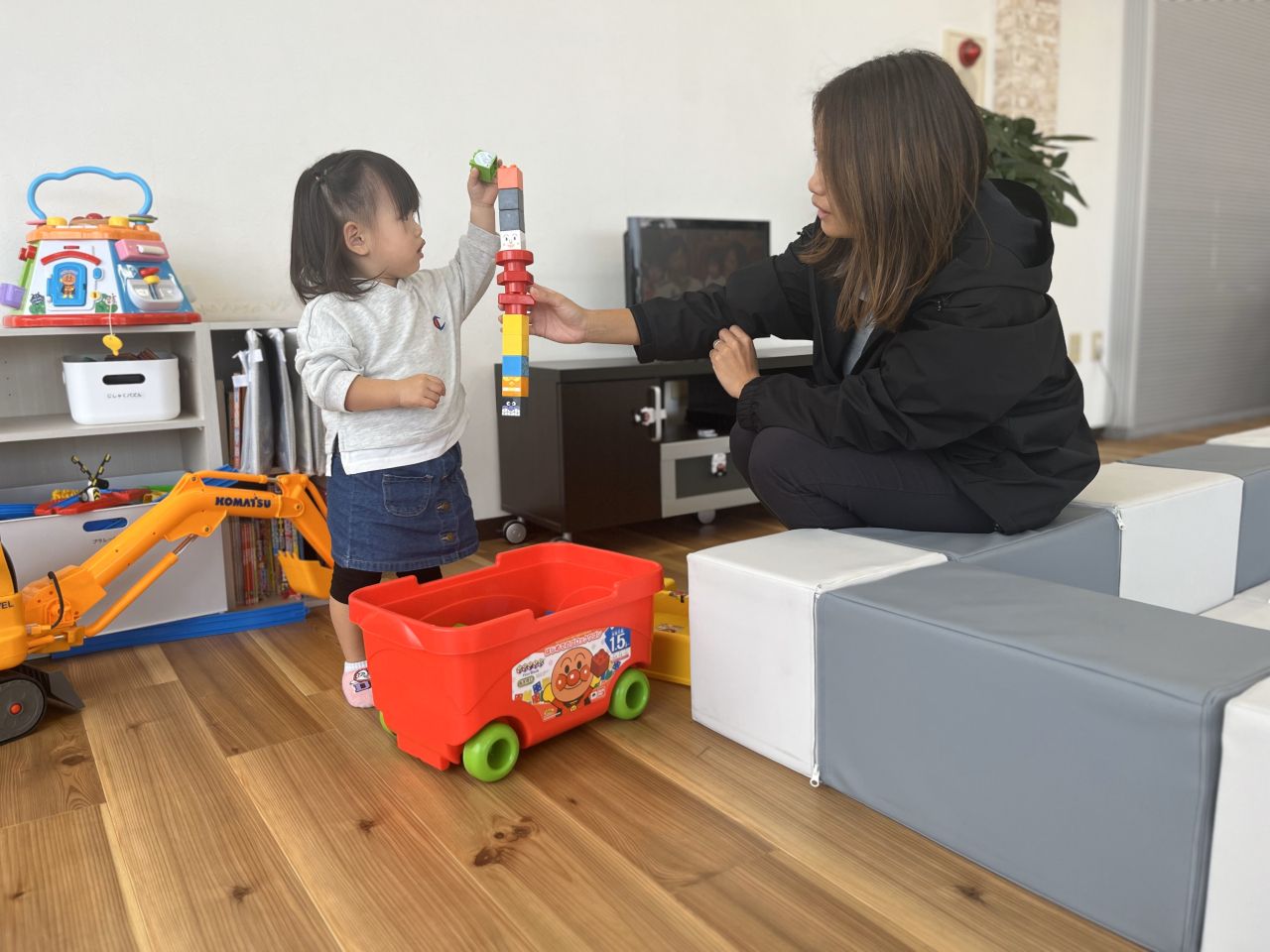 キッズコーナーで遊ぶ親子